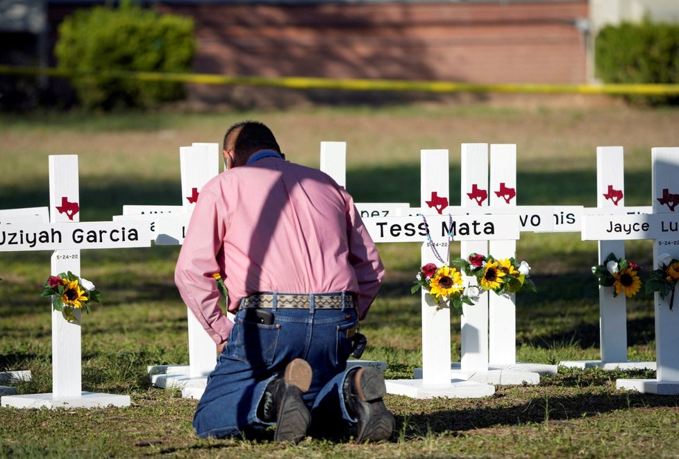 Lidé truchlí po střelbě na základní škole v Uvalde v Texasu