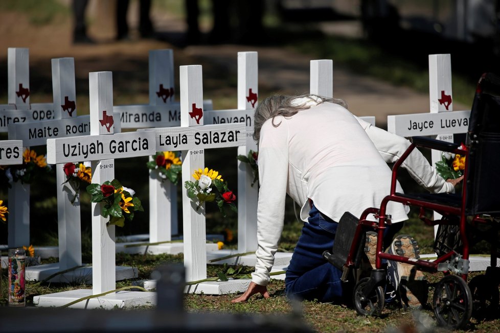 Lidé truchlí po střelbě na základní škole v Uvalde v Texasu