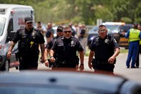 Hrdina ze základky v Texasu: Člen pohraniční stráže zabil střelce (†18), sám skončil zraněný