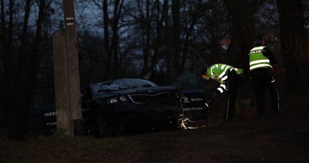 Tragická nehoda v Úvalech: Auto se překotilo na střechu a skončilo v potoce, jeden mrtvý
