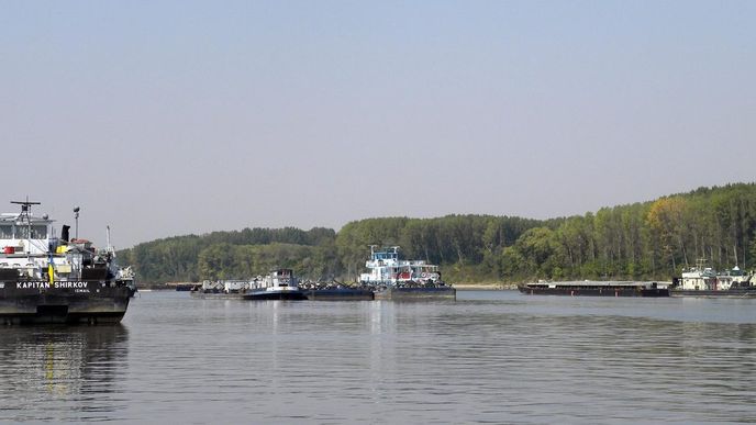 Uvízlé lodě na Dunaji v Rumunsku Uvízlé lodě na Dunaji v Rumunsku