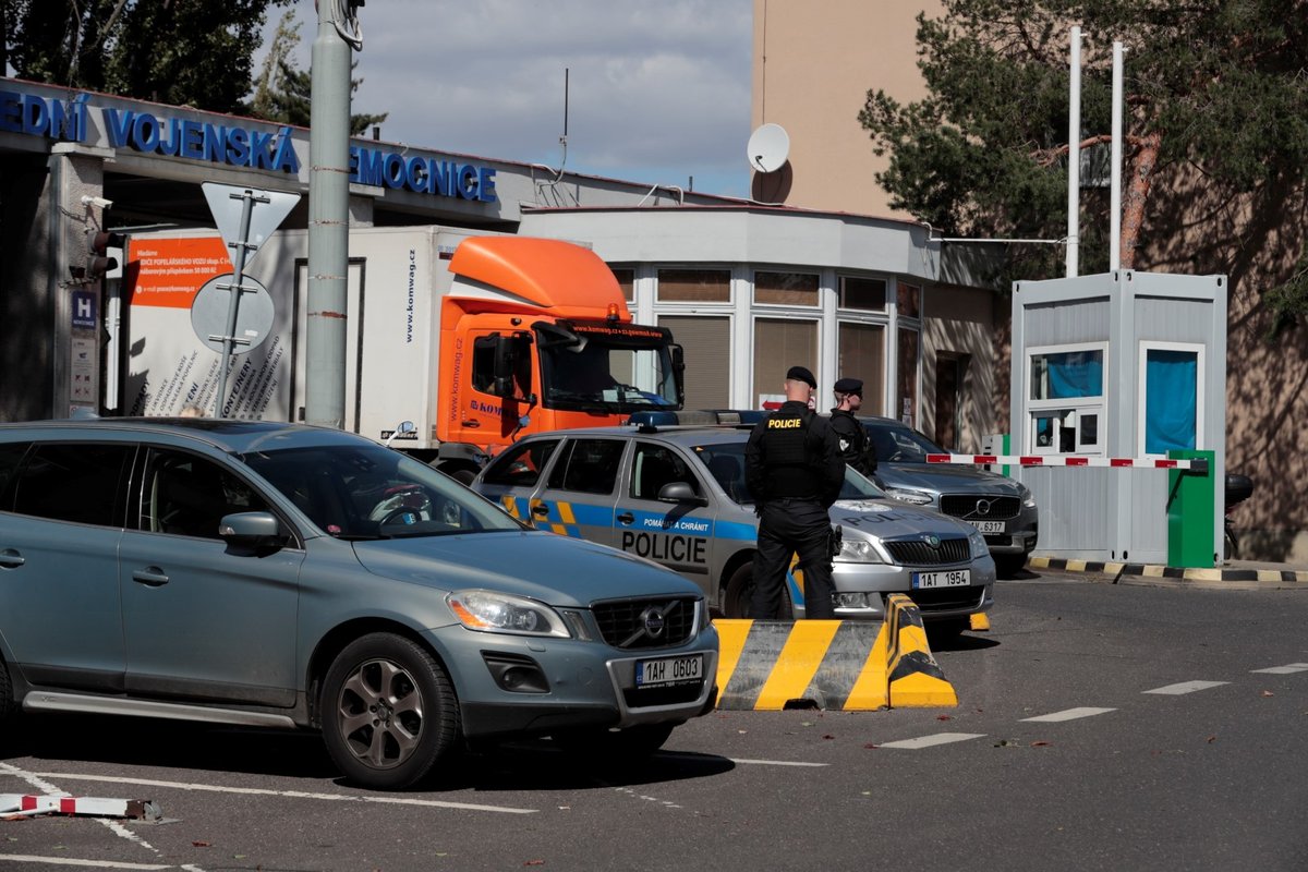 Před vjezdem do Ústřední vojenské nemocnice v Paze, kde je hospitalizován prezident Miloš Zeman, hlídkuje policie. (26.8.2020)