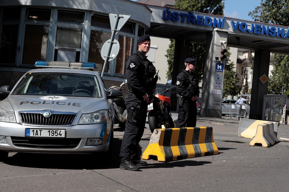 Před vjezdem do Ústřední vojenské nemocnice v Paze, kde je hospitalizován prezident Miloš Zeman, hlídkuje policie. (26.8.2020)