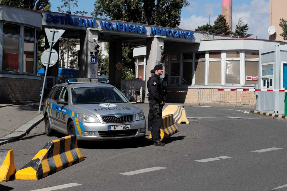 Před vjezdem do Ústřední vojenské nemocnice v Paze, kde je hospitalizován prezident Miloš Zeman, hlídkuje policie. (26.8.2020)