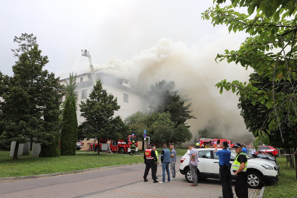 Požár v Ústřední vojenské nemocnici v Praze. (27.8.2022)