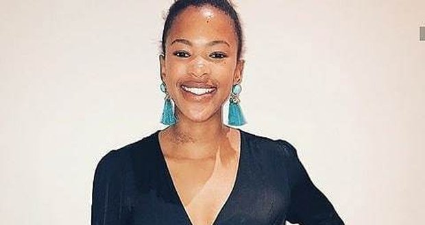Studentka prvního ročníku filmové vědy Uyinene Mrwetyna byla znásilněna a zavražděna přímo v poštovním úřadě v Kapském městě. Její památku uctila vévodkyně Meghan