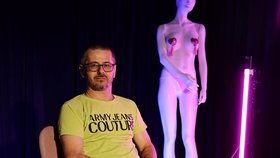 Hostem podcastu Už budu! se stal umělec Martin alias Bodycasting Praha, který dělá odlitky dámských pártií.