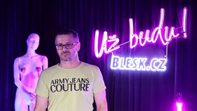 Hostem podcastu Už budu! se stal umělec Martin alias Bodycasting Praha, který dělá odlitky dámských pártií.