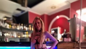 Hostkou podcastu Už budu! se stala pornoherečka Florane Russell, která provozuje pražský Swingers club Nirvana.