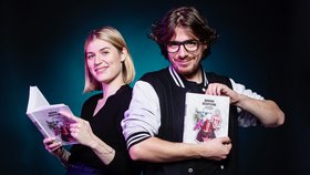 Hosty podcastu Už budu! se stali podcasteři Jan Studnička a Tereza Kujová z Hodiny Dějepichu.