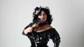 Ralda Mountbatten je performerka, milovnice latexu, burleska, divadelnice a organizátorka BDSM/fetiš akcí.