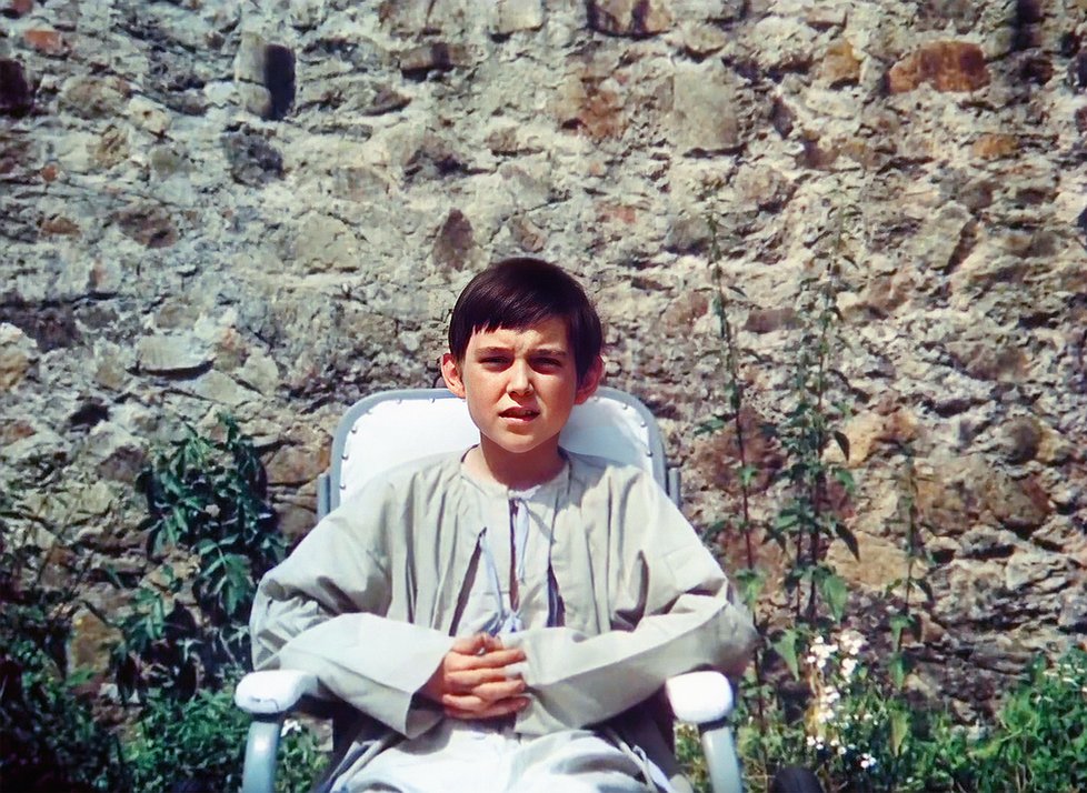 Nezdolný Adam byl první filmovou příležitostí tehdy dvanáctiletého Vladimíra Dlouhého.