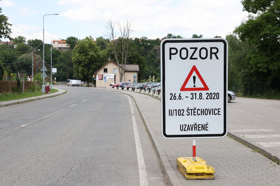 Na silnici mezi Slapy a Štěchovicemi se přes léto bude pracovat. Rekonstrukce vozovky značně zkomplikuje cestování zdejších chatařů za relaxem ke Slapské přehradě, ale i místním.