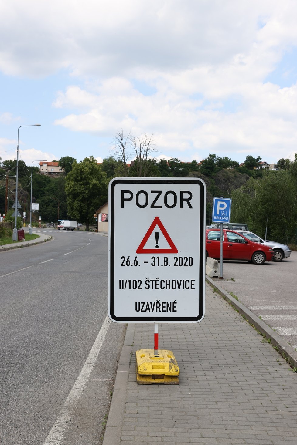 Na silnici mezi Slapy a Štěchovicemi se přes léto bude pracovat. Rekonstrukce vozovky značně zkomplikuje cestování zdejších chatařů za relaxem ke Slapské přehradě, ale i místním.