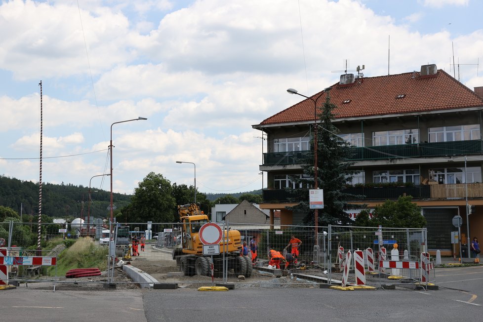 Na silnici mezi Slapy a Štěchovicemi se přes léto bude pracovat. Rekonstrukce vozovky značně zkomplikuje cestování zdejších chatařů za relaxem ke Slapské přehradě, ale i místním.