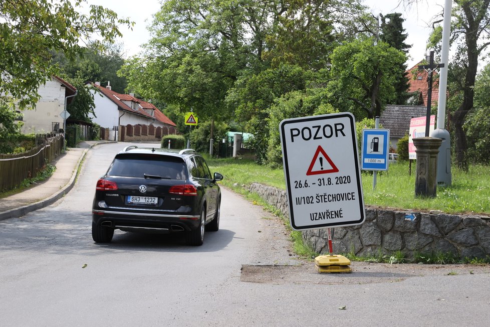 Na silnici mezi Slapy a Štěchovicemi se přes léto bude pracovat. Rekonstrukce vozovky značně zkomplikuje cestování zdejších chatařů za relaxem ke Slapské přehradě, ale i místním.