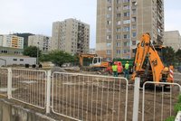 Stavba podzemních kontejnerů v Radotíně: Omezí chodce až do půlky března