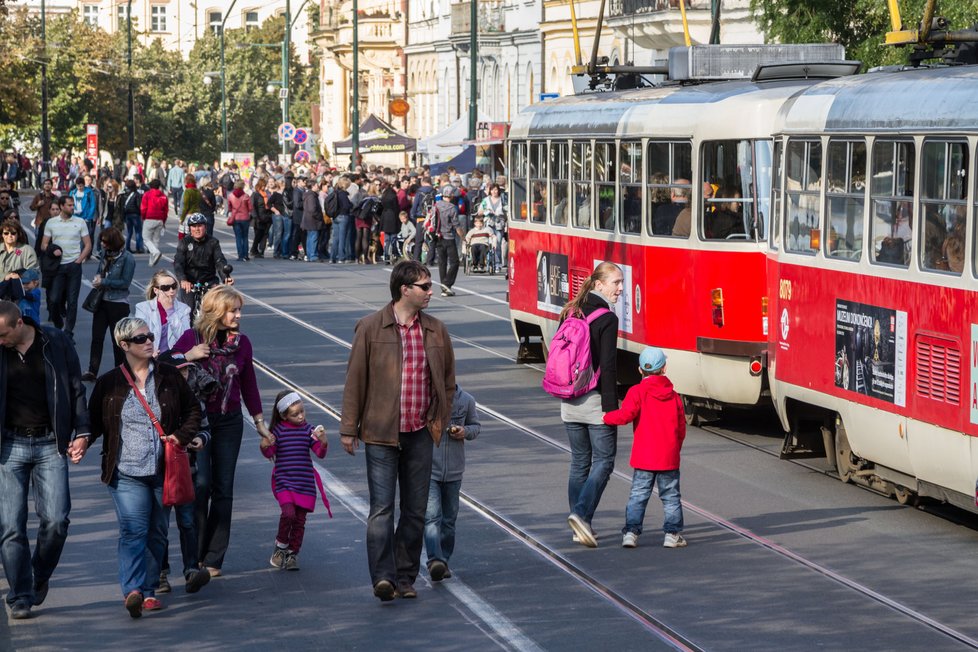 V kolejišti se promenádují tisíce lidí. To dělá tramvajákům velké vrásky. Jeden z nich si na nápad peprně postěžuje.