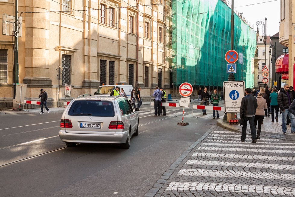 Stop. Dál, řidiči, nesmíš!