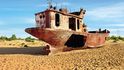 Zrezivělé vraky lodí na dně Aralského jezera