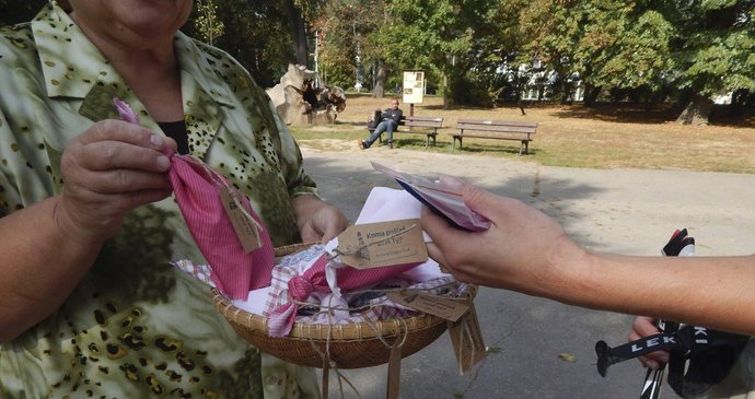 Uzel nejen na kapesníku se stal symbolem kampaně podporující pravidelné samovyšetření prsu.