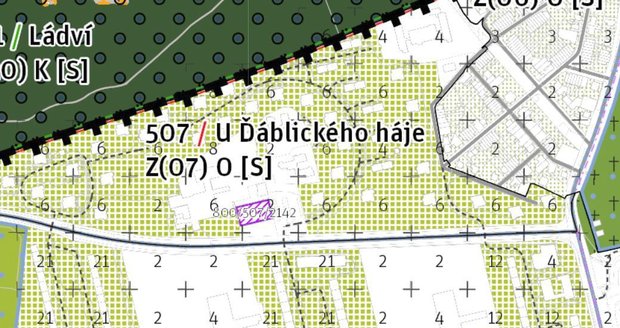 Porovnání stejného území v územním (dole) a Metropolitním (nahoře) plánu: světle zelená mřížka nahoře vyznačuje prostory, na kterých se stavět nesmí.