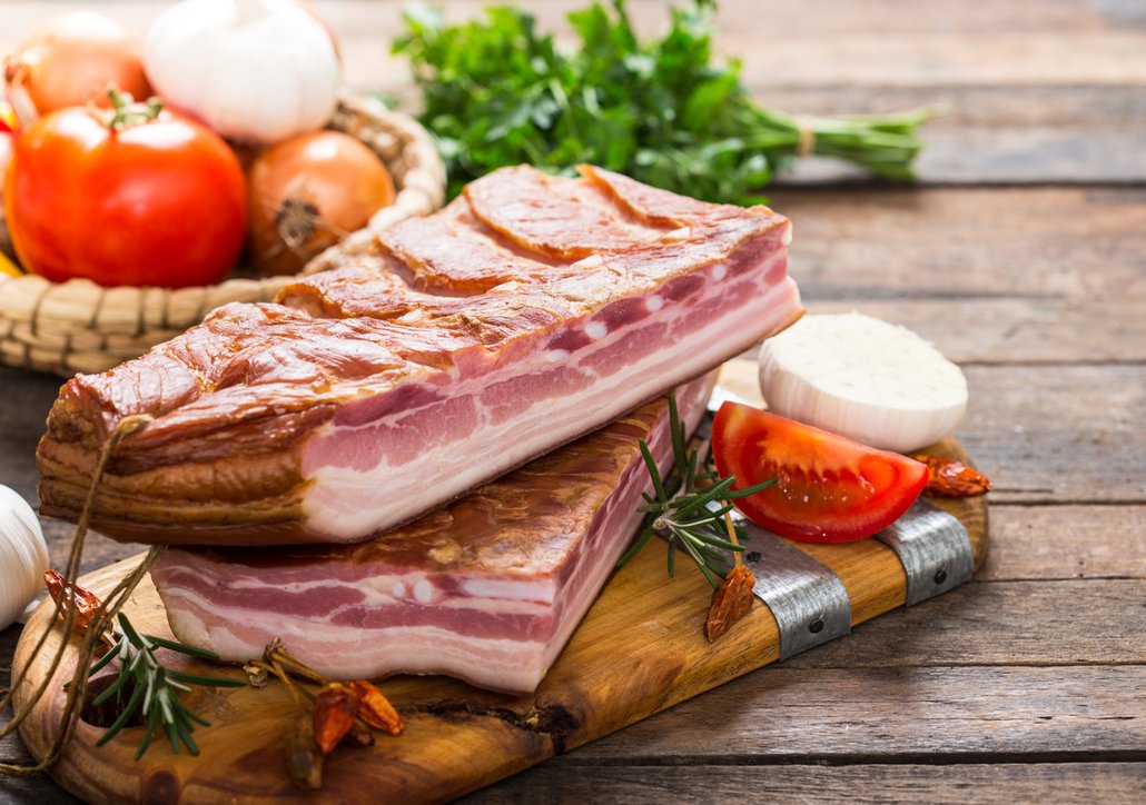 Chybět nemůže ani uzená slanina, která dodá karbanátkům vůni i chuť