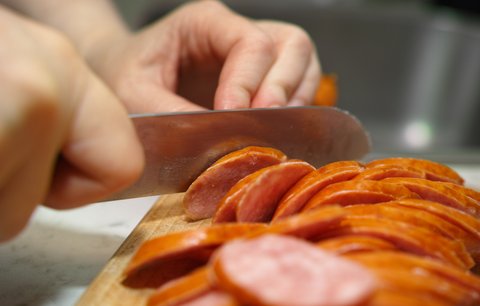 Šunka a párky na seznamu smrti. Uzeniny se ocitly vedle tabáku s azbestem