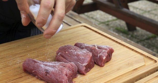 V Rumunsku chtěli prodat 30 let staré maso: Už jednou ho rozmrazili a zase zmrazili