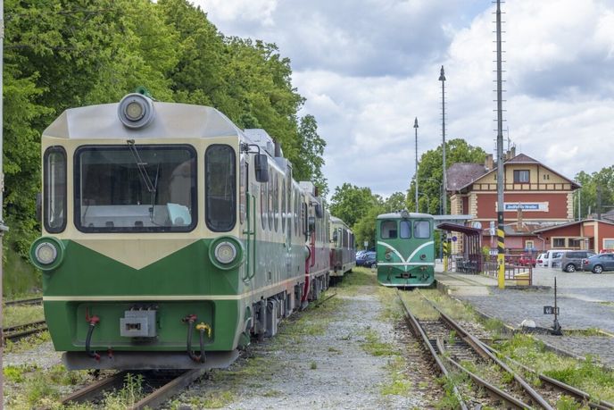 Provoz úzkokolejky byl zahájen v roce 1897 na třiatřicetikilometrové trati z Jindřichova Hradce do Nové Bystřice. Provoz úzkokolejky byl zahájen v roce 1897 na třiatřicetikilometrové trati z Jindřichova Hradce do Nové Bystřice.