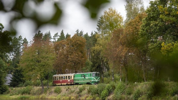 Na cestě po úzkokolejce vás čekají malebné zastávky mezi lesy, kopci a rybníky jihovýchodních Čech. Na cestě po úzkokolejce vás čekají malebné zastávky mezi lesy, kopci a rybníky jihovýchodních Čech.