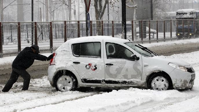 V Británii sníh způsobil dopravní komplikace