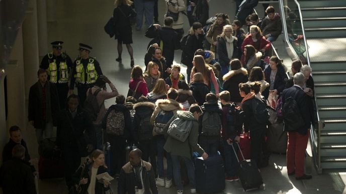 V bruselském metru zahynulo až 15 lidí, zraněných je 55 (22. března 2016)