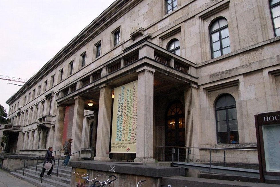 V bývalém reprezentativním sídle Adolfa Hitlera (Führerbau), kde byla podepsána Mnichovská dohoda, dnes sídlí hudební a divadelní akademie.