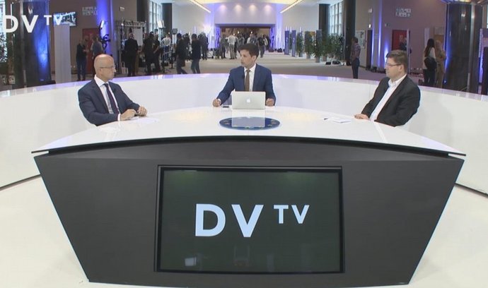 V červnu letošního roku z bruselského studia vysílala stanice DVTV debatu s europoslanci Pavlem Teličkou a Jiřím Pospíšilem. Tématem byl brexit.