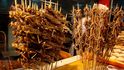 V Číně se běžně prodávají i vařené kobylky a škorpióni