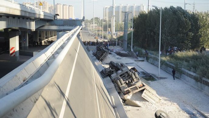 V Číně se zřítila stometrová část mostu i s kamiony