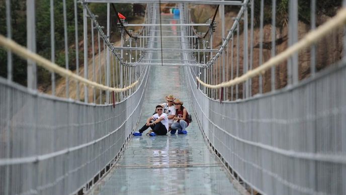 V čínském parku mají první most se skleněnou podlahou