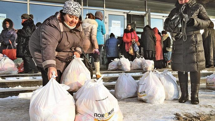 V domovské Doněcké oblasti sice Achmetova nadace rozdává humanitární pomoc obyvatelům, zároveň jej však hnutí Automaidan obviňuje z financování terorismu, rozuměj podpory proruských separatistů, a srovnává s ruským prezidentem Vladimirem Putinem.