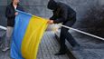 V Doněcku strhávali ukrajinské vlajky
