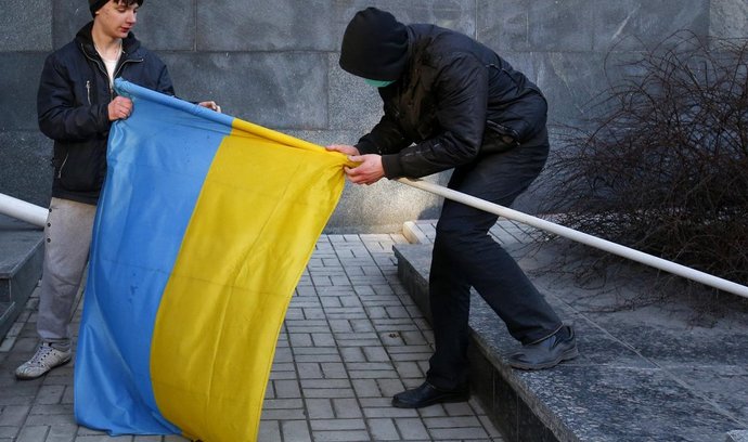 V Doněcku strhávali ukrajinské vlajky