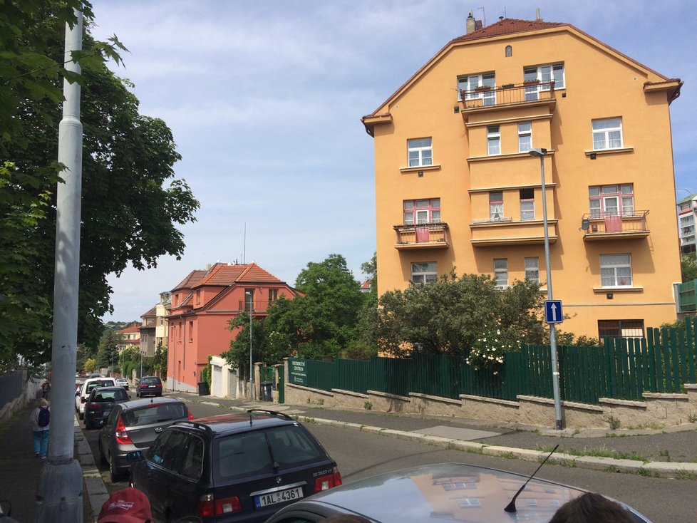 Zatímco Jan Kubiš ujel z místa atentátu na kole, Jozef Gabčík musel utíkat pěšky. Nejprve vyběhl nahoru Zenklovou ulicí a poté zamířil do dnešní Gabčíkovi.