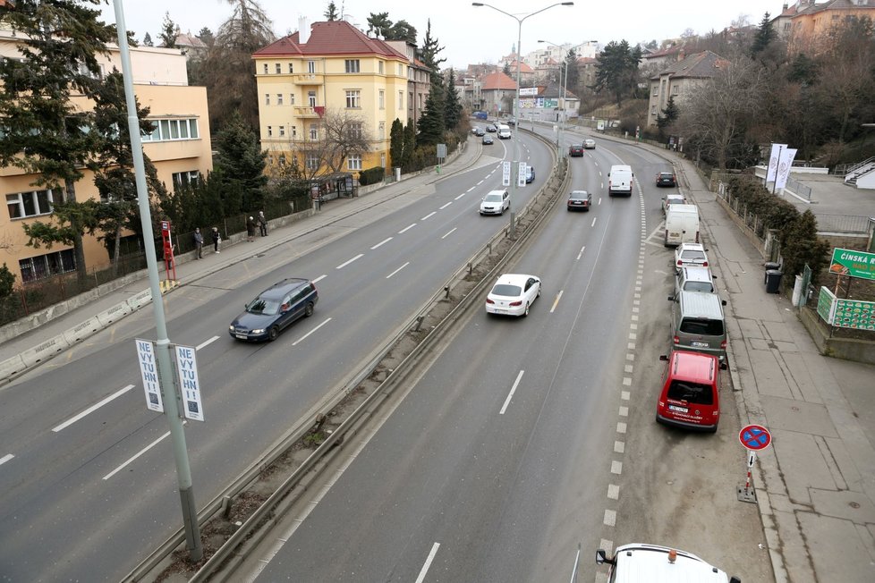 Ulice  V Holešovičkách na Praze 8, kterou denně projede až sto tisíc aut.