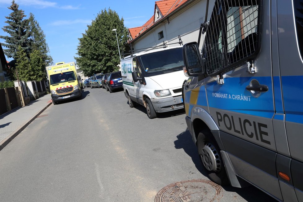 V ulici V Hrobech zasahovali policisté i záchranáři.