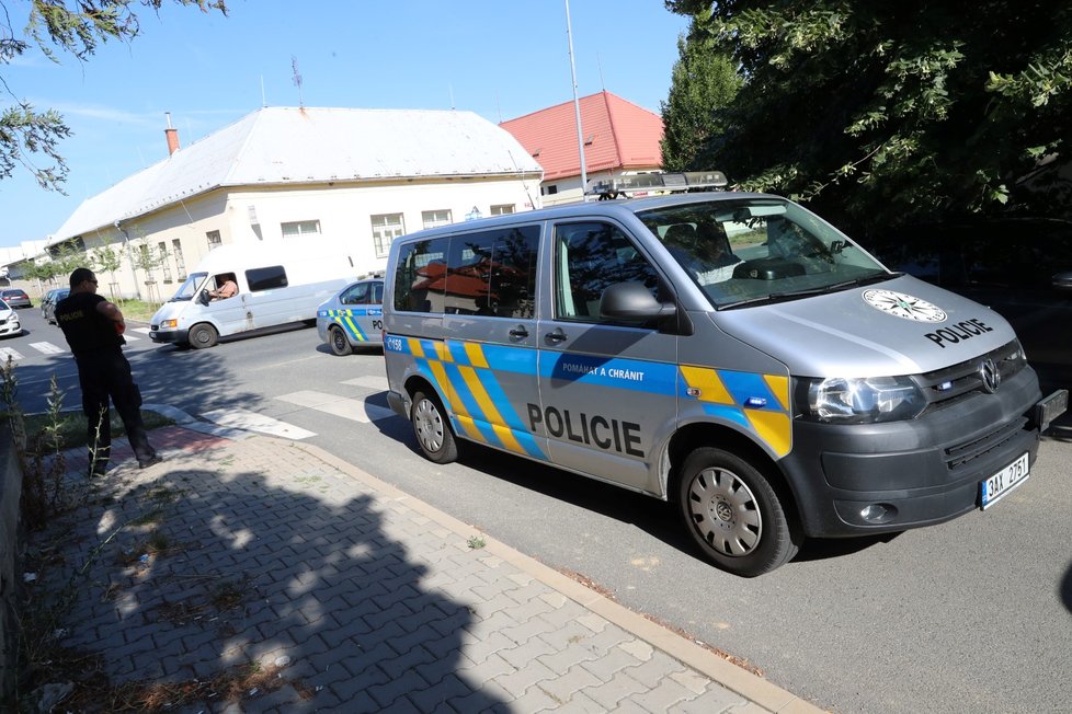 V ulici V Hrobech zasahovali policisté i záchranáři.