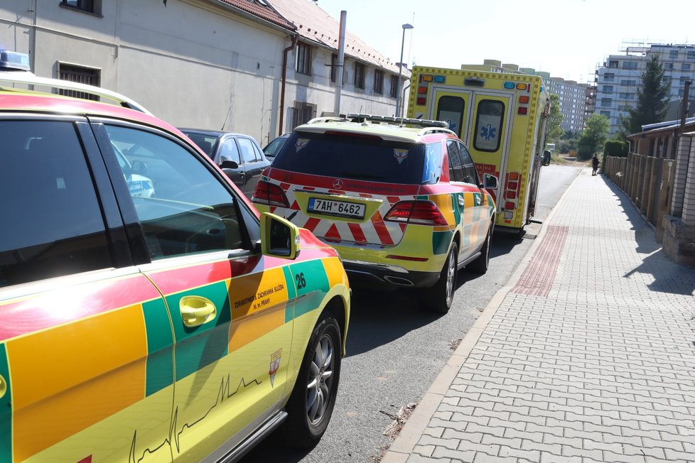 V ulici V Hrobech zasahovali policisté i záchranáři.