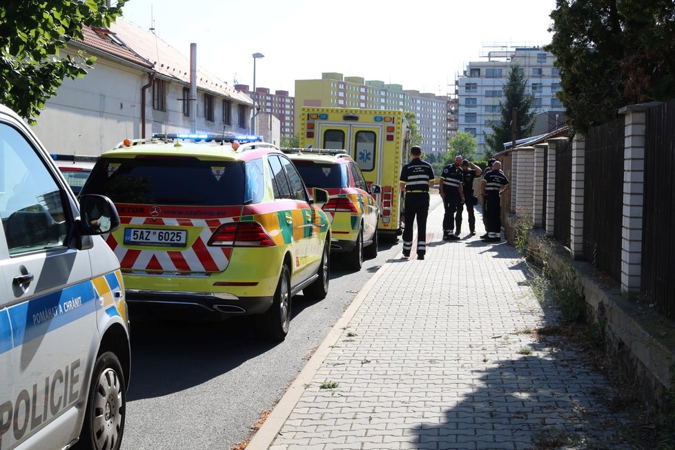 V ulici V Hrobech zasahovali policisté i záchranáři.