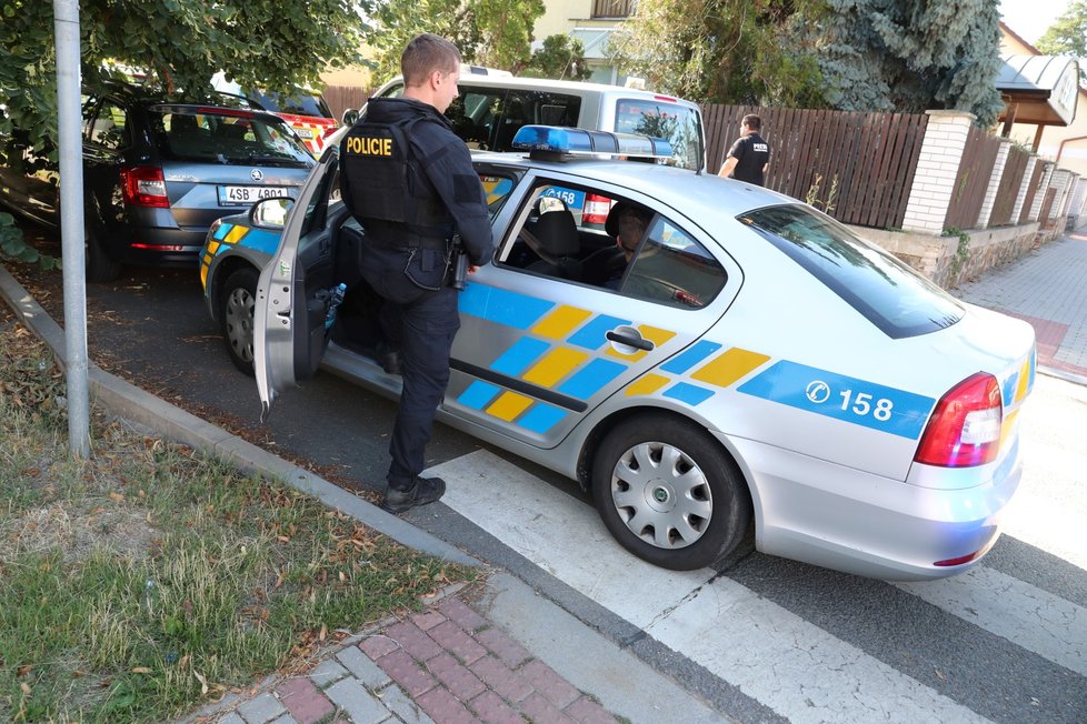 V ulici V Hrobech zasahovali policisté i záchranáři.