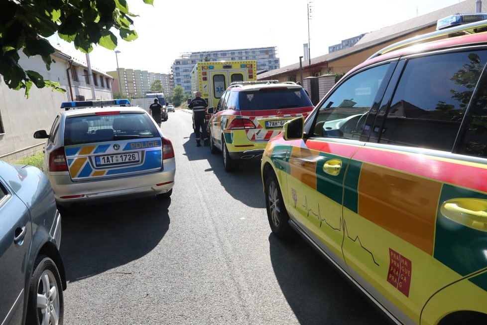 V ulici V Hrobech zasahovali policisté i záchranáři.