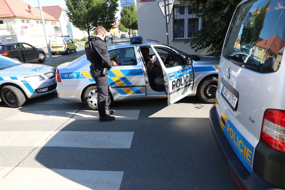 V ulici V Hrobech zasahovali policisté i záchranáři.